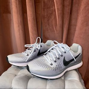 Nike Zoom Running Shoes Color Grey size 7.5